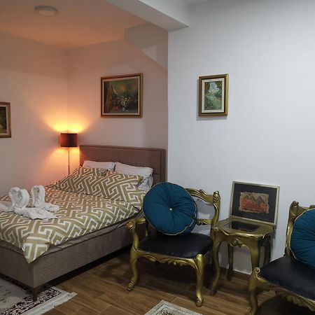 In Apartments Airport Mitrovici  Exterior photo